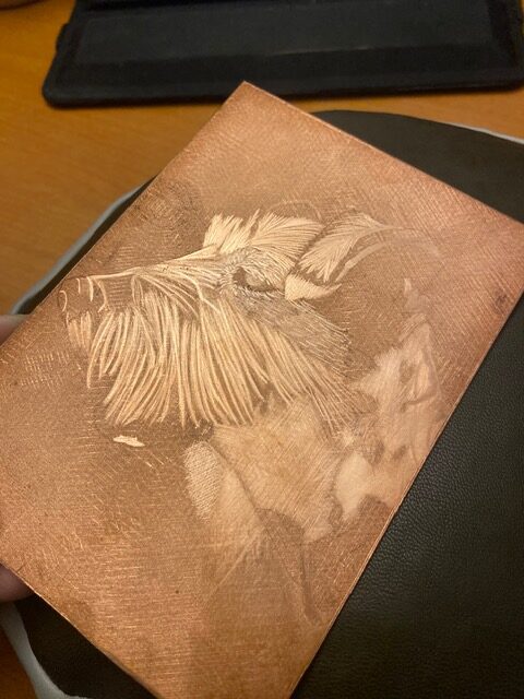 Plaque de cuivre manière noire en cours de gravure